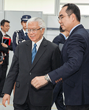 廖光荣博士(右)陪同新加坡共和国总统陈庆炎(左)出席2013年ARTC活动