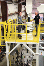 LBTI设计工程师Gary Niu正在与Mike Langtry讨论抛喷丸强化机中的介质大小控制