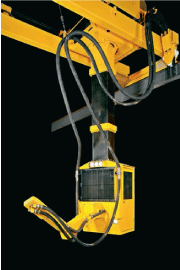 配备操纵器的起重机架式机器人用于对大型部件进行喷砂处理