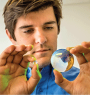 激光光学设计师Tim Gorman展示了微型透镜和镜子必须要有多小才能对难以接触的零件进行激光冲击强化处理