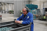 Benseler Oberflächentechnik(吕登沙伊德工厂)经理Johan de Hek在装运之前检查工件