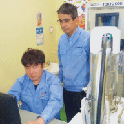 在这里，我们有Yamada san和Ando san在我们的一个实验室中研究SEM(扫描电子显微镜)，提供高分辨率图像来检查UFS的微观结构和化学成分