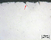 图4：弹簧表面的金相。符合SAE 9254标准的材料。箭头表示由于强烈的强化而导致的8μm表面裂纹。放大倍率：500x。来源：Testmat。