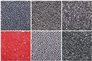 切丝：从左到右的顶行：不锈钢切丝(CCWS或G1)、铸造不锈钢丸(Spherinox)、碳钢切丝CW或Z(切割时)。从左到右的底行：V型塑料去毛刺介质，碳钢切丝DCCW或G2，铸造不锈钢砂粒(Gritinox)