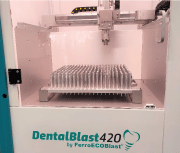 图2：使用FerroECOBlast®的DentalBlast 420自动处理牙科种植体，该机器每小时可处理120个种植体