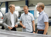 从左到右：总经理Martin Stolle、铸造生产经理Florian Lorenz和AGTOS精加工部门业务开发与营销主管Ulf Kapitza